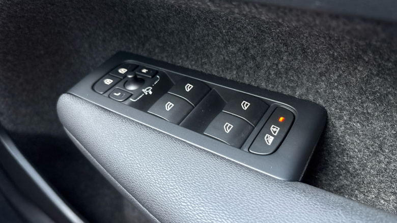 Volvo XC40 2.0 B4P Plus Dark 5dr Auto Petrol Estate